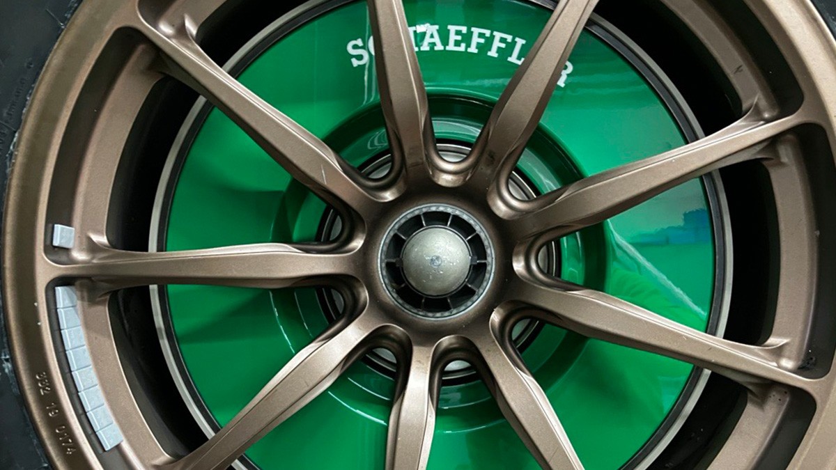 No brake dust escapes from the enclosed system of the Schaeffler wet lamella brake.