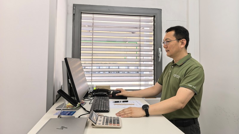 Dr. Ning Shuangli uses different tools in his daily work to support effective health services.
